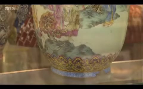 🔴 清乾隆皇帝卸制珐琅彩花瓶一位英国83 岁的老太太不好意思地展示这个