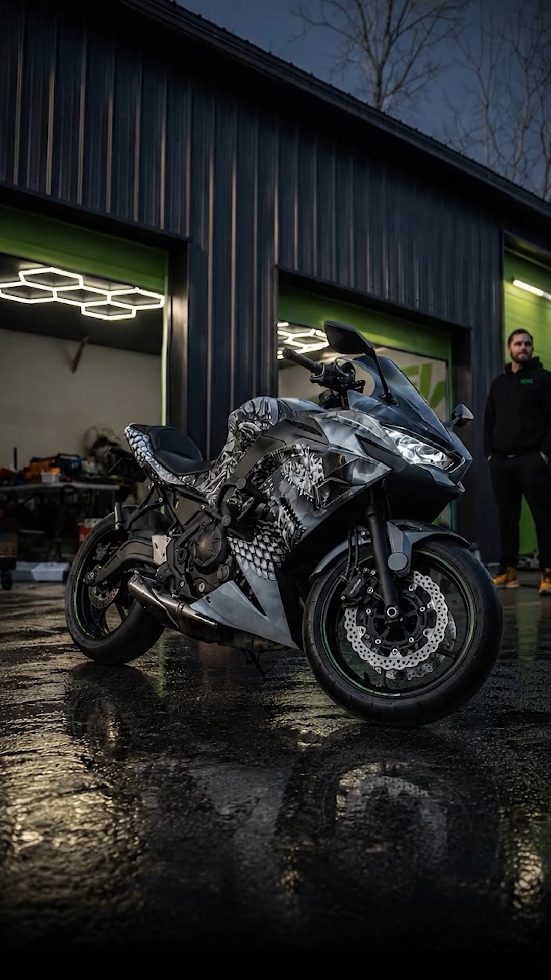 This custom Kawasaki Ninja 650 wrap features a sleek grey dragon