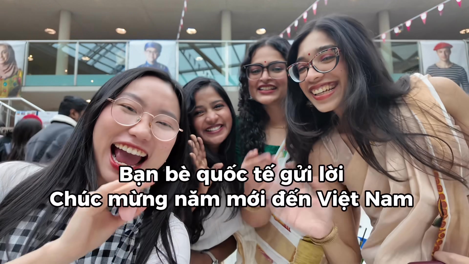 Bạn bè quốc tế gửi lời Chúc mừng năm mới đến Việt Nam 🇻🇳. Gửi tình yêu ...