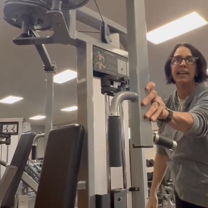 HOW TO USE THE PECTORAL FLY/REAR DELTOID (Pec Deck/Rear Delt