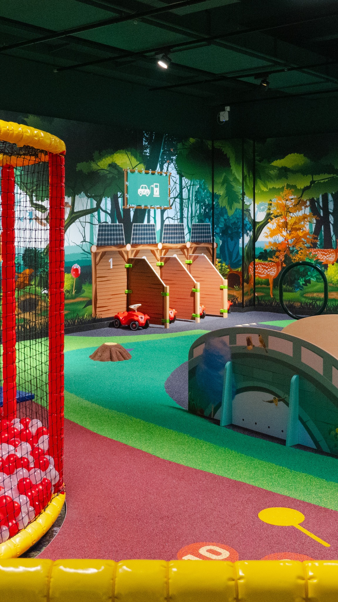 Erlebt eine Welt voller Fantasie und Abenteuer im Möbelhof Kinderland in Ingolstadt! 🎉, Taucht ein in ein Wunderland, wo jede Ecke ein neues Vergnügen bereithält. Klettert durch das Labyrinth, saust