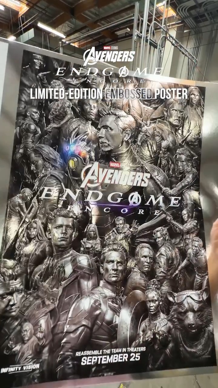 Avengers: Endgame 箔押し限定ポスター Get this limited-edition foil-embossed mini one-sheet when you see