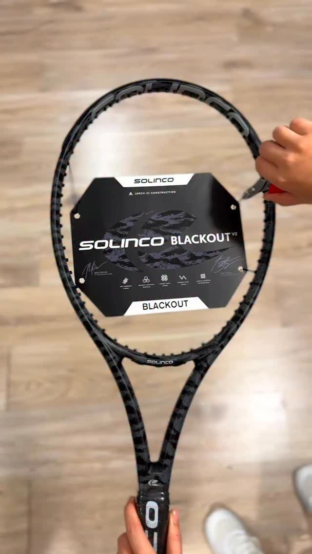 Stringing my @solinco Blackout V2 with Mach-10 🔵😍 #tennis 💪 #racket 😍 # ...