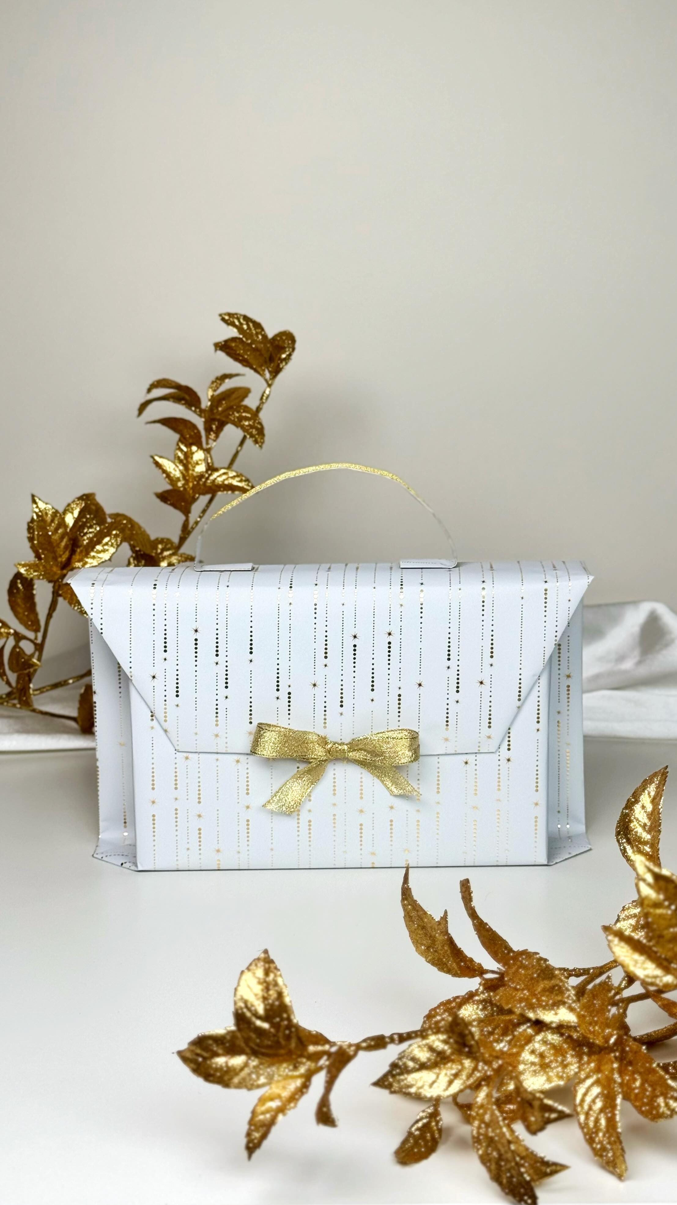 🎁 Geschenkverpackung als elegante Tasche!, Habt ihr schon so eine Idee gesehen? ✨, Heute zeige ich, wie man aus Geschenkpapier eine wunderschöne kleine Handtasche bastelt – perfekt für Weihnachten