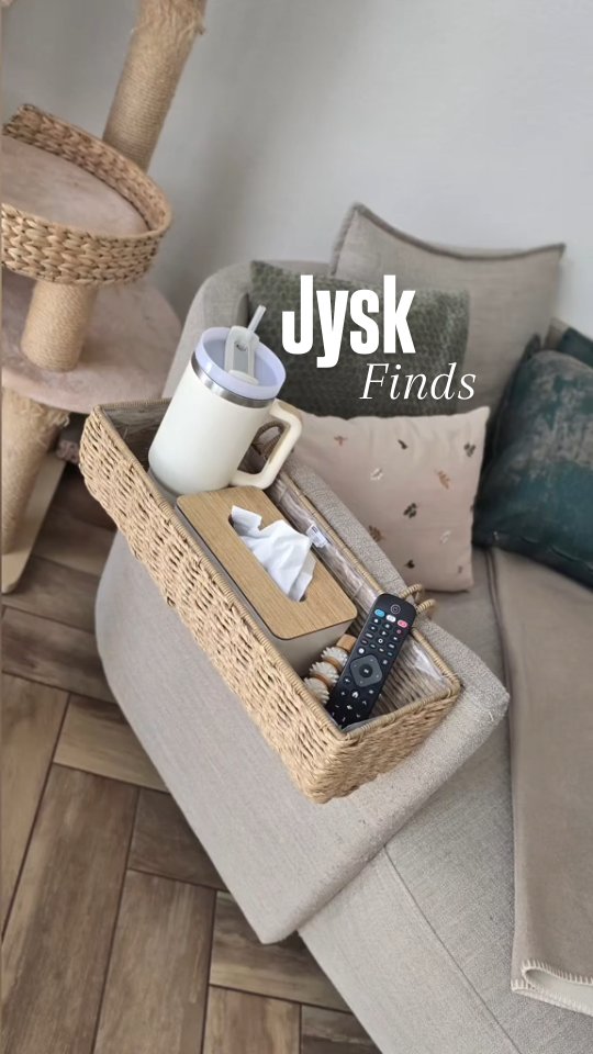 JYSK Balcony Planter Hack ✨️ finde die Rattan Pflanzkörbe sehr schön... eigentlich fürs Balkon gedacht und jetzt dient er perfekt als Organizer. Wie findet ihr die Idee? #jysk #hack #interiordesign