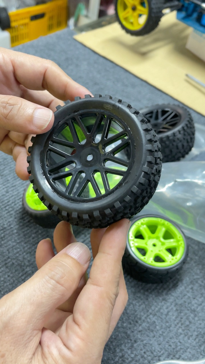 Bánh xe RC giá rẻ | Stormracer Thế Giới Đồ Chơi Tốc Độ Cao | Facebook
