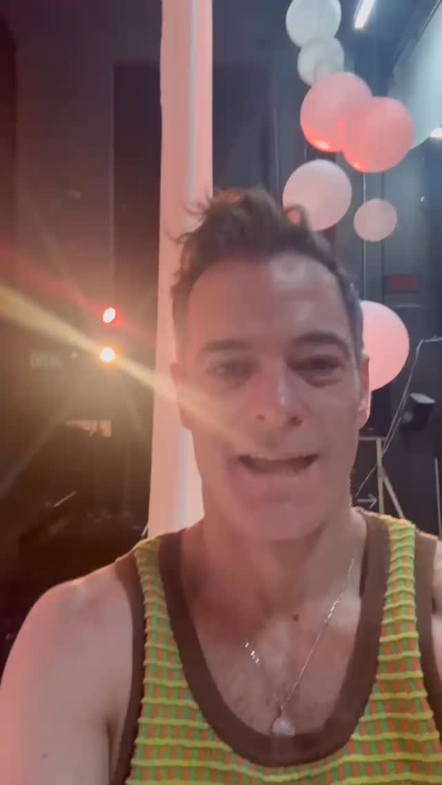 David Chevers (Junior) skitter op die verhoog in Marc Lottering se ...