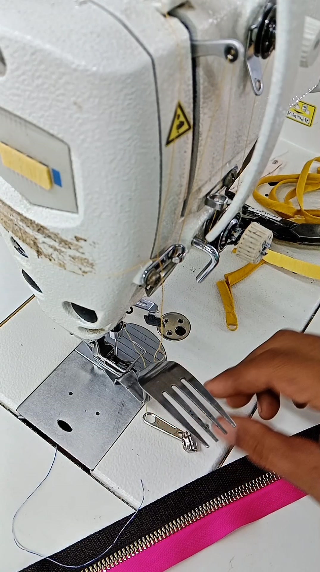 Tips for install the zipper pull #sew #sewing #sewingtutorials # ...