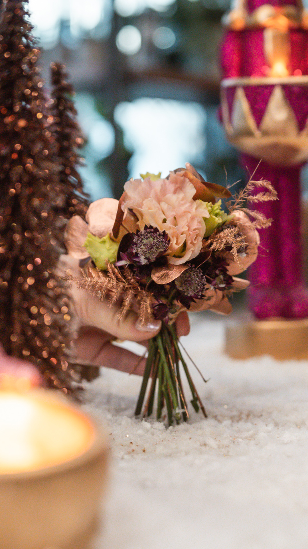Magische Momente schenken – mit Blumen, die Herzen berühren.✨, Weihnachten ist die Zeit, um Freude, Liebe und Wärme zu teilen. Mit Fleurop zauberst du unvergessliche Momente.🌟, #MyFleuropMoment