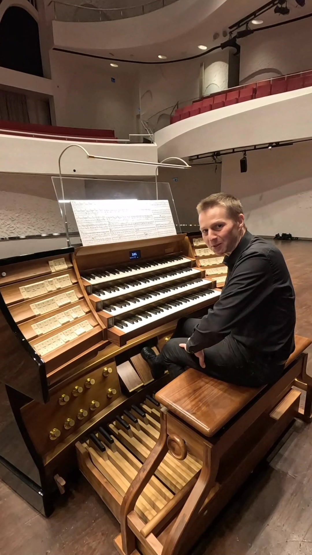 What a fantastic Hall & pipe organ! A quick demo of Liszt Hungarian ...