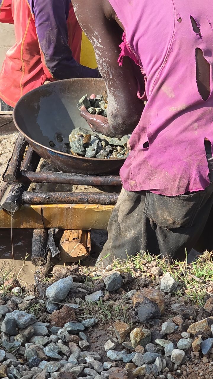 Gold prospecting in Vihiga, Kenya. #gold #rocks #goldprospecting # ...