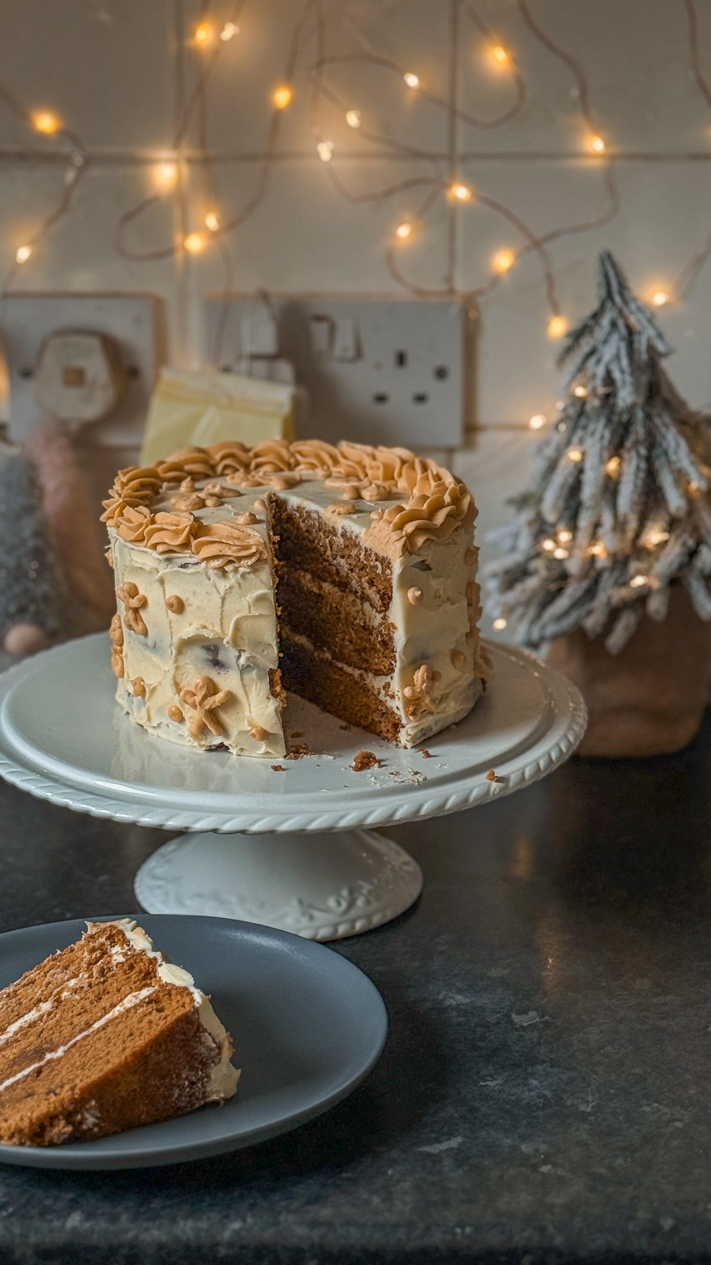 This ginger cake with salted caramel sauce is a classic in my 
