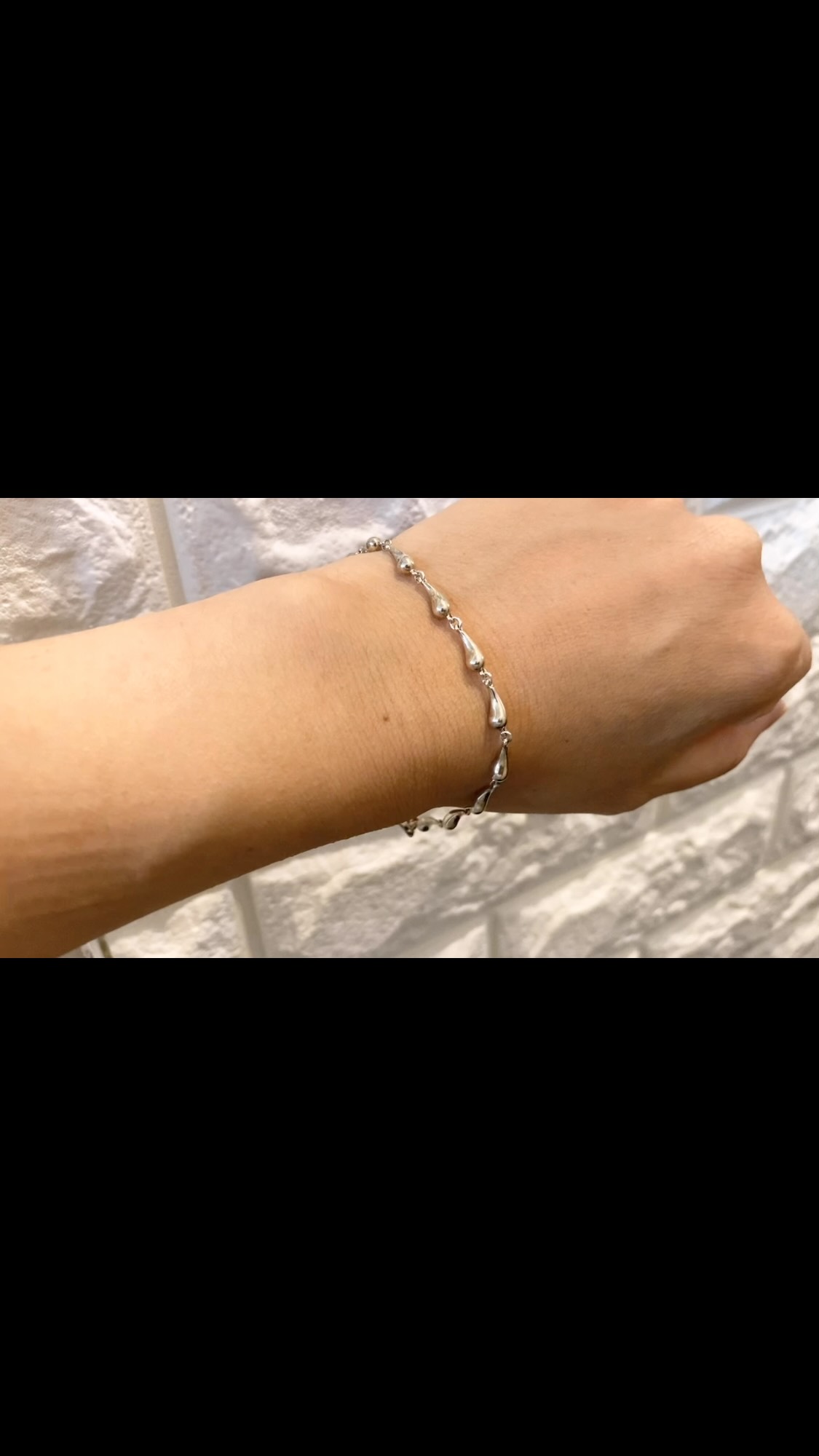 手元に、ひとしずくの輝き✨ ティファニーのティアドロップ