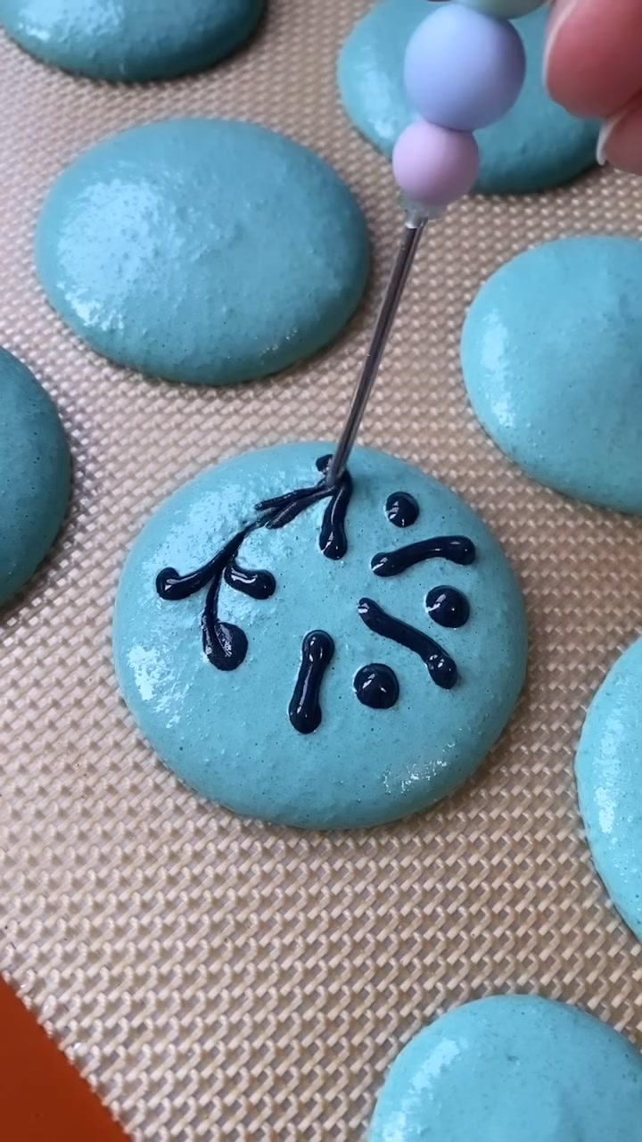 Macarons with a royal icing wreath design 🖤🩵 Did you know you could add ...