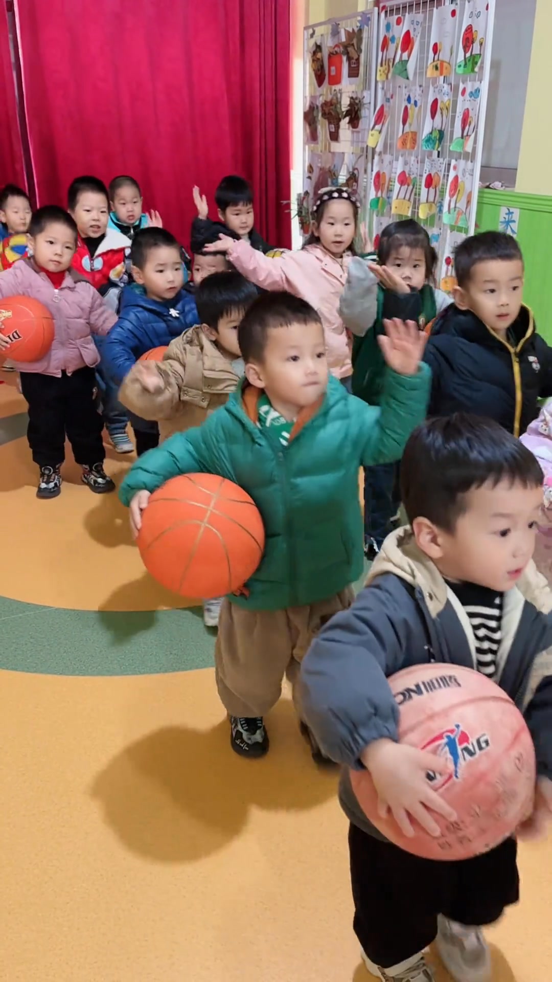 ??拍球??前，唱紅歌活躍一下氣氛??#萌娃#幼兒籃球 #孩子們棒棒噠 #一起來運動吧 #小班 | 章余飞不是章鱼飞 | Facebook