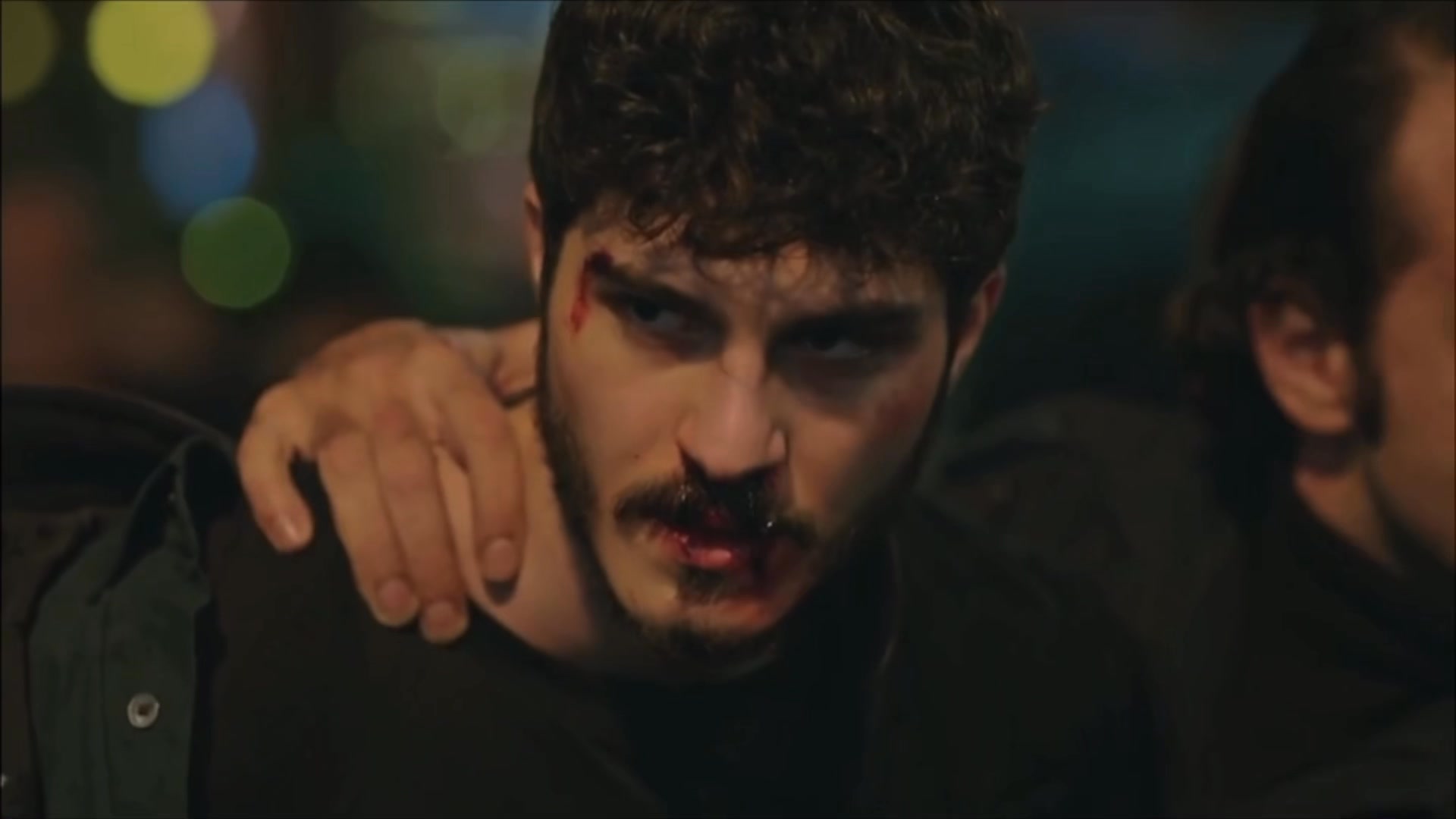 يافوز يداهم بيت جودت لكن لم يتوقع ماذا بأنتظاره #المشردون ‏#DramaTV ...
