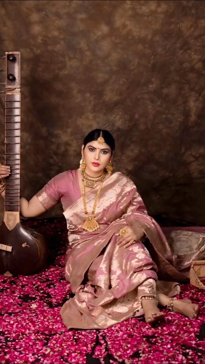 Mamtarai brand se pure Banarasi chandi ki saree kharidane ke liye ...