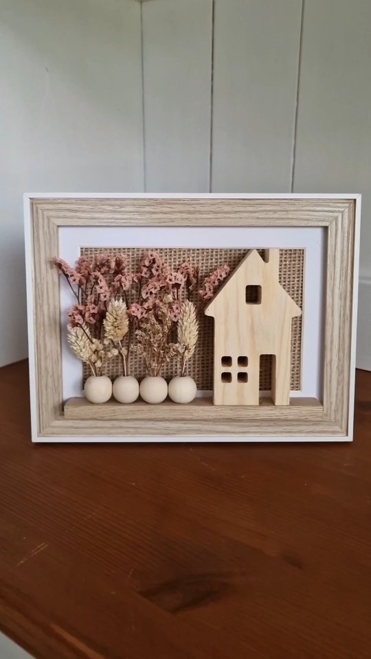Ich liebe es einfach mit Trockenblumen zu basteln 😍 die kleinen Häuser findet ihr übrigens bei Action 😊, #diyidee #diydeko #landhausdekoration #dekoideen #dekoliebe | Nina