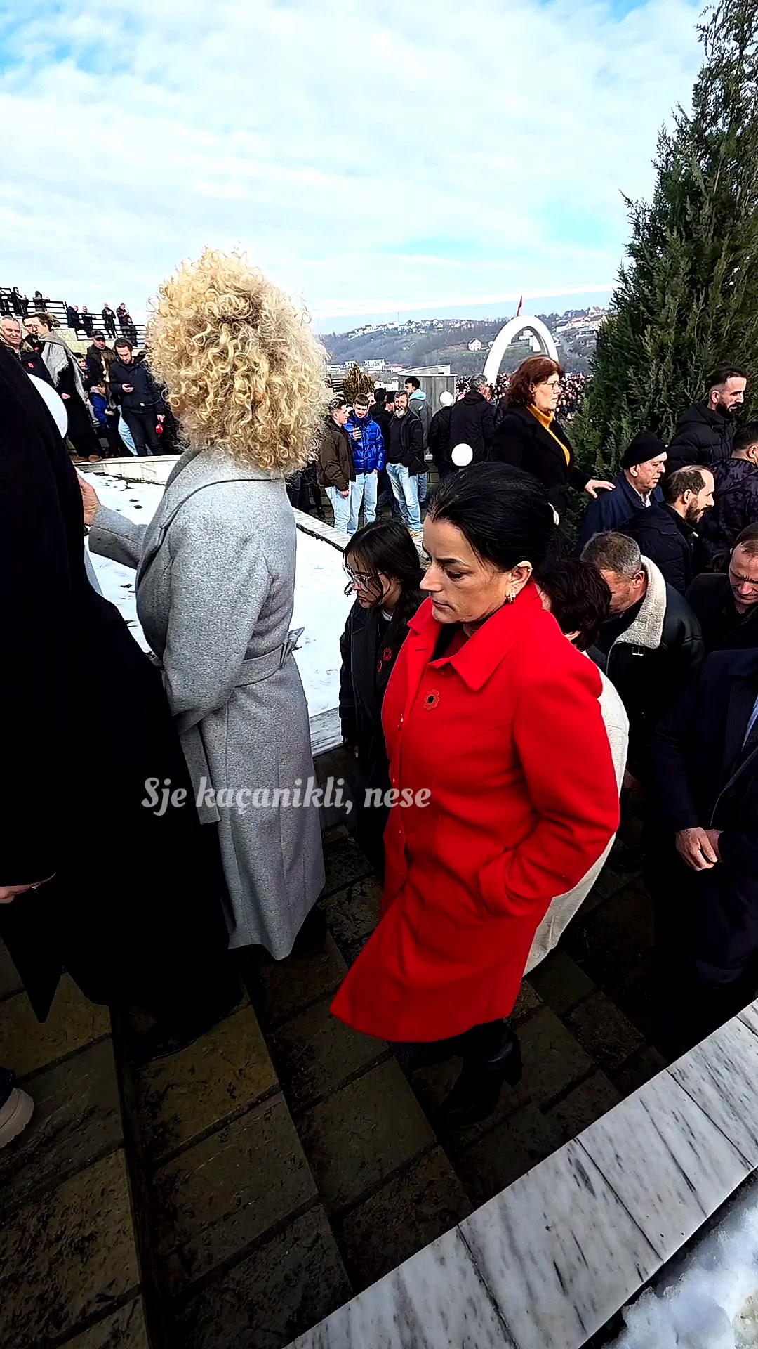 Heroina jonë, Vasfije Krasniqi me nderime për Reçakun 🌺 | Sje kacanikli ...
