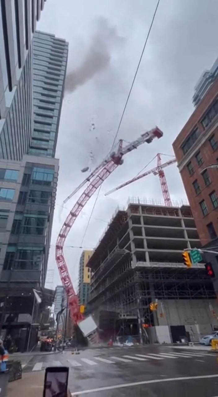 Construction Crane Collapse Sparks City Chaos Chicago, Illinois — April ...