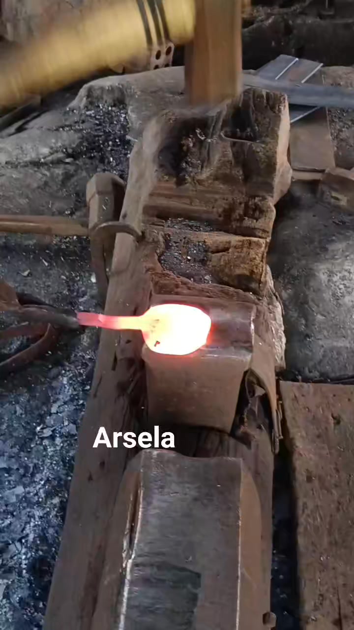 This is how blacksmith workers make coconut rakes using traditional ...