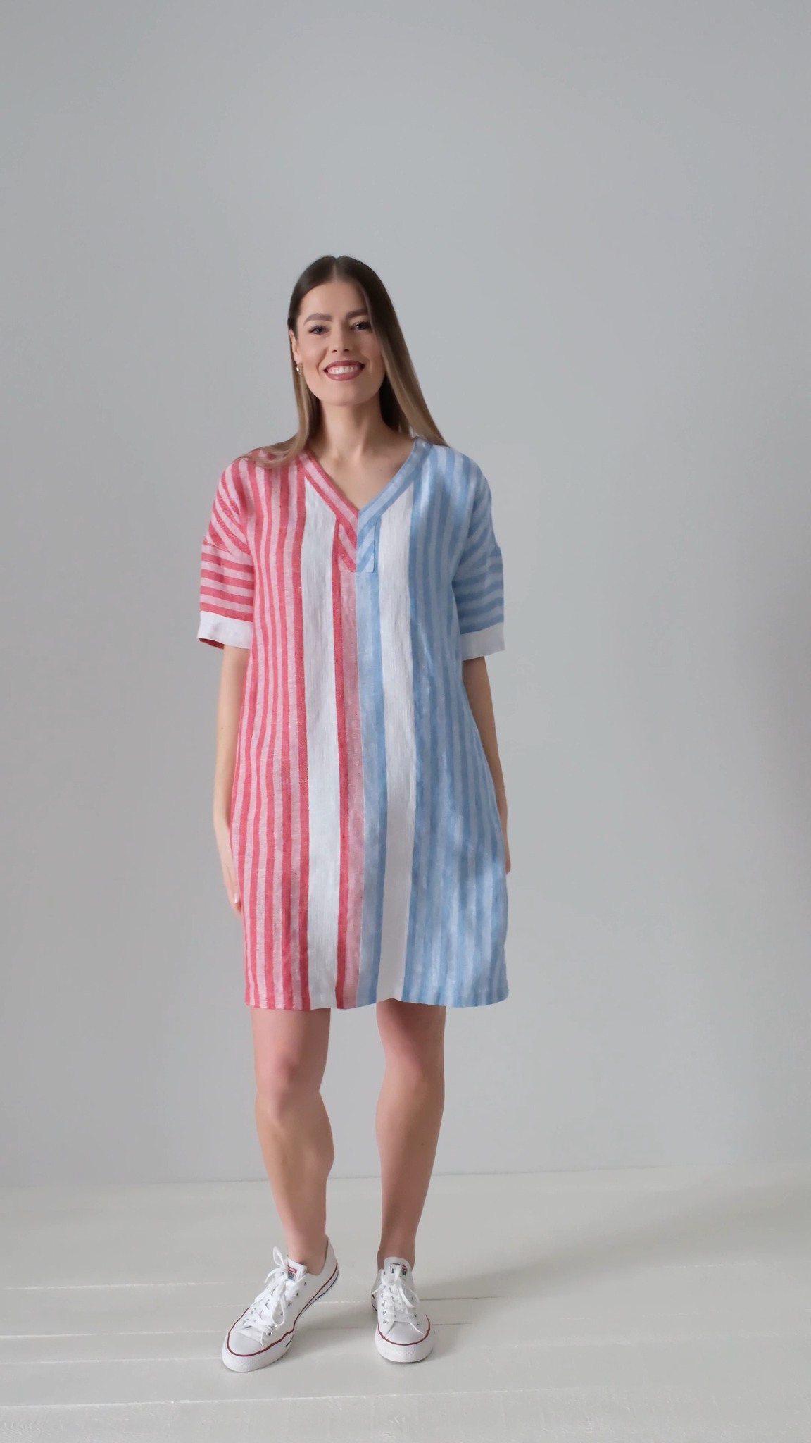 Müheloser Sommer-Style mit unserem Kleid RENE in lebendigen blau-roten Streifen. ❤️💙 Hergestellt in Litauen aus 100 % reinem Leinen, überzeugt es durch eine bequeme gerade Silhouette, einen