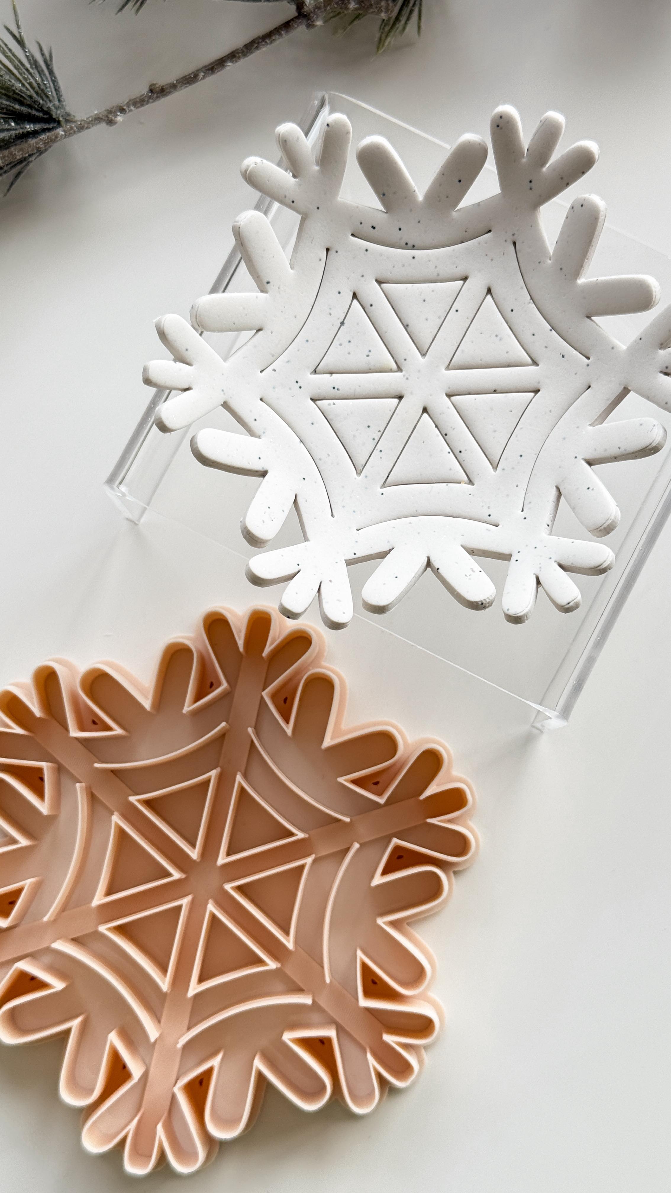 Let’s make a Snowflake Trinket Dish ️ ️ ️ Items used: • Snowflake #2 ...