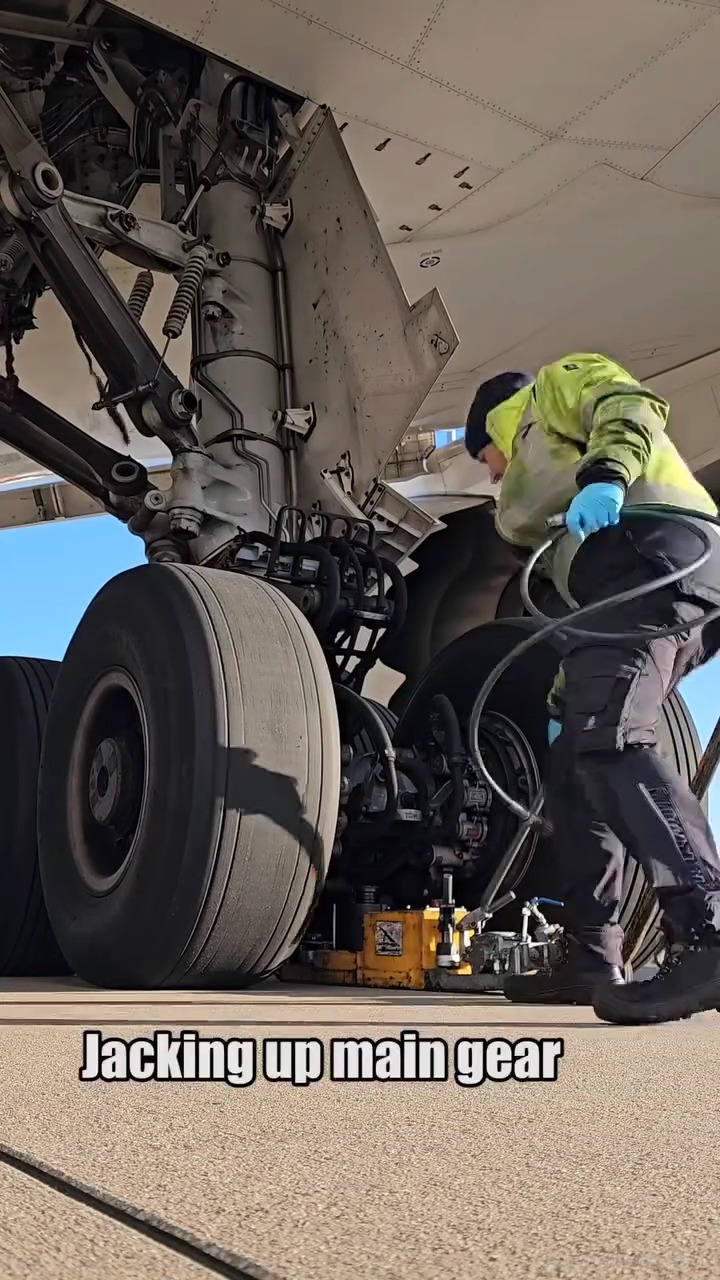 Quick pitstop, replacing a main wheel assembly on the Boeing 787 ...