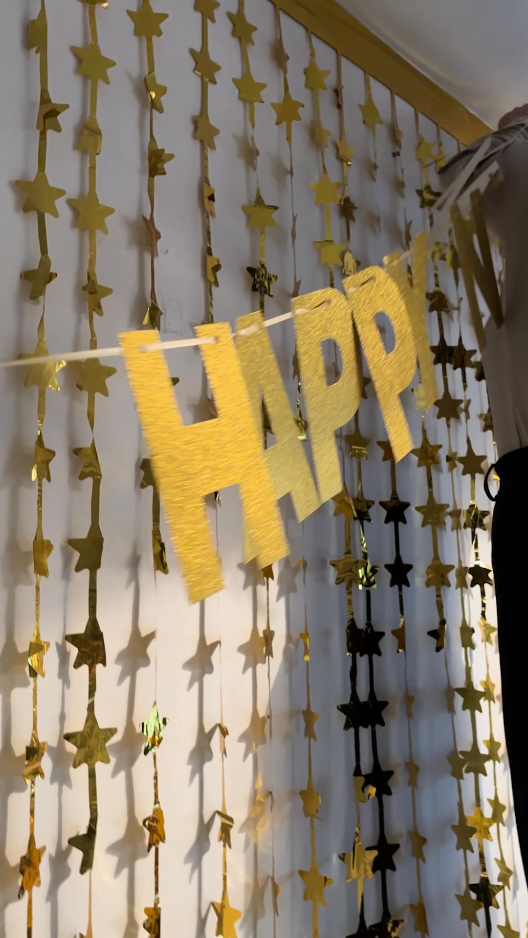 Golden hour, aber make it NYE ✨🪩💛, #tedi #nyedecor #diybackdrop #newyearseve #tiktokdeutschland | TEDi Deutschland