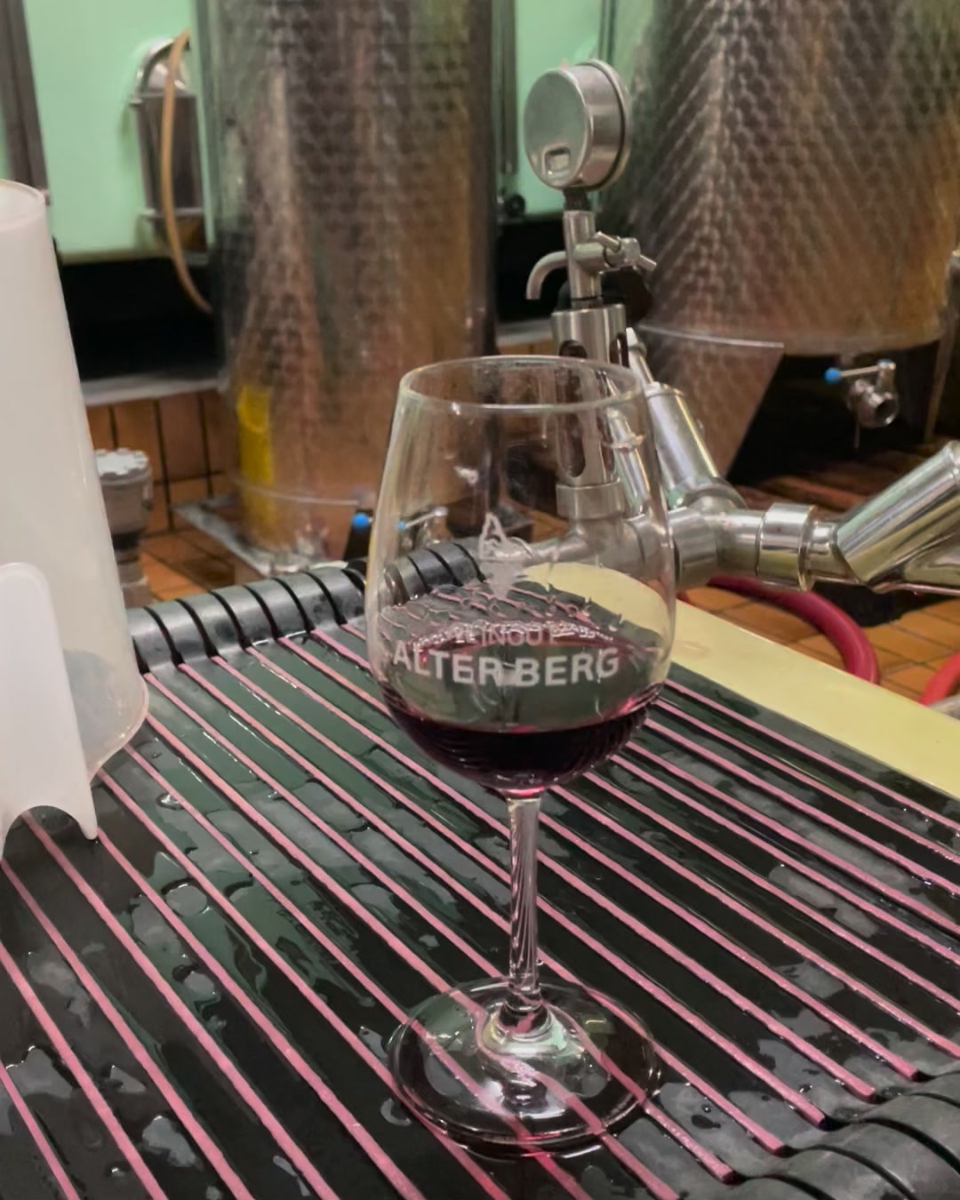 Wein abfüllen, ein Blick hinter die Kulissen:, Bevor der Wein in die Flasche gelangt, wird er nochmals sorgfältig filtriert. Anschliessend werden die neuen Flaschen ausgespült, der Wein abgefüllt und