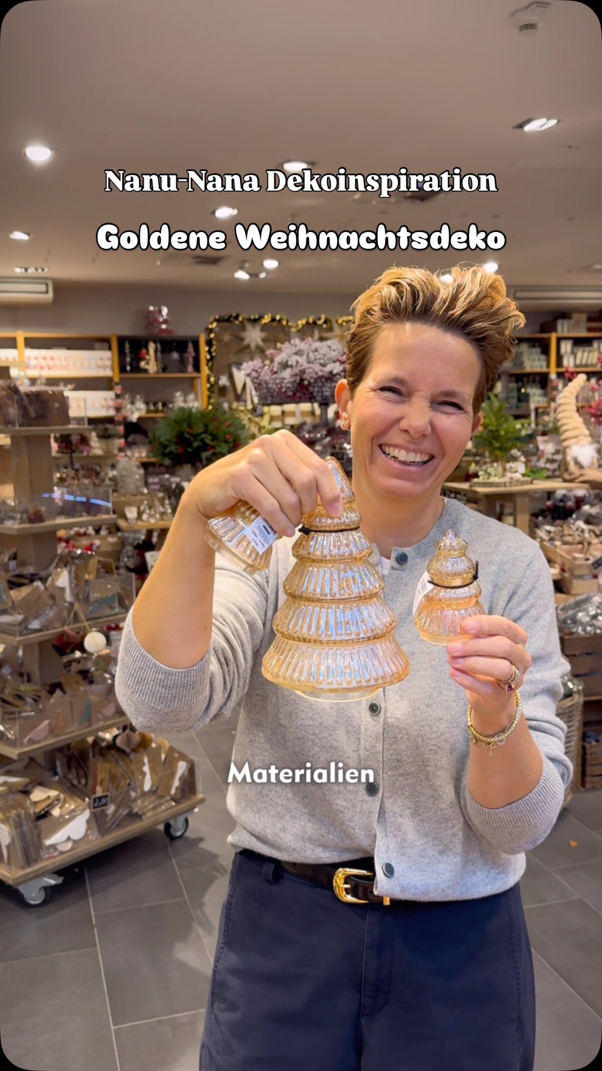 Adventsdeko in Goldtönen ✨, Deko-Schale 16,95€ // Kerzenständer 9,95€ // Hirsch 6,95€ // Glas-Tannen 3,95€ & 7,95€ // 17er Glaskugel Mix 3,95€ // 4er Set Stabkerze 3,95€ #nanunana | Nanu-Nana