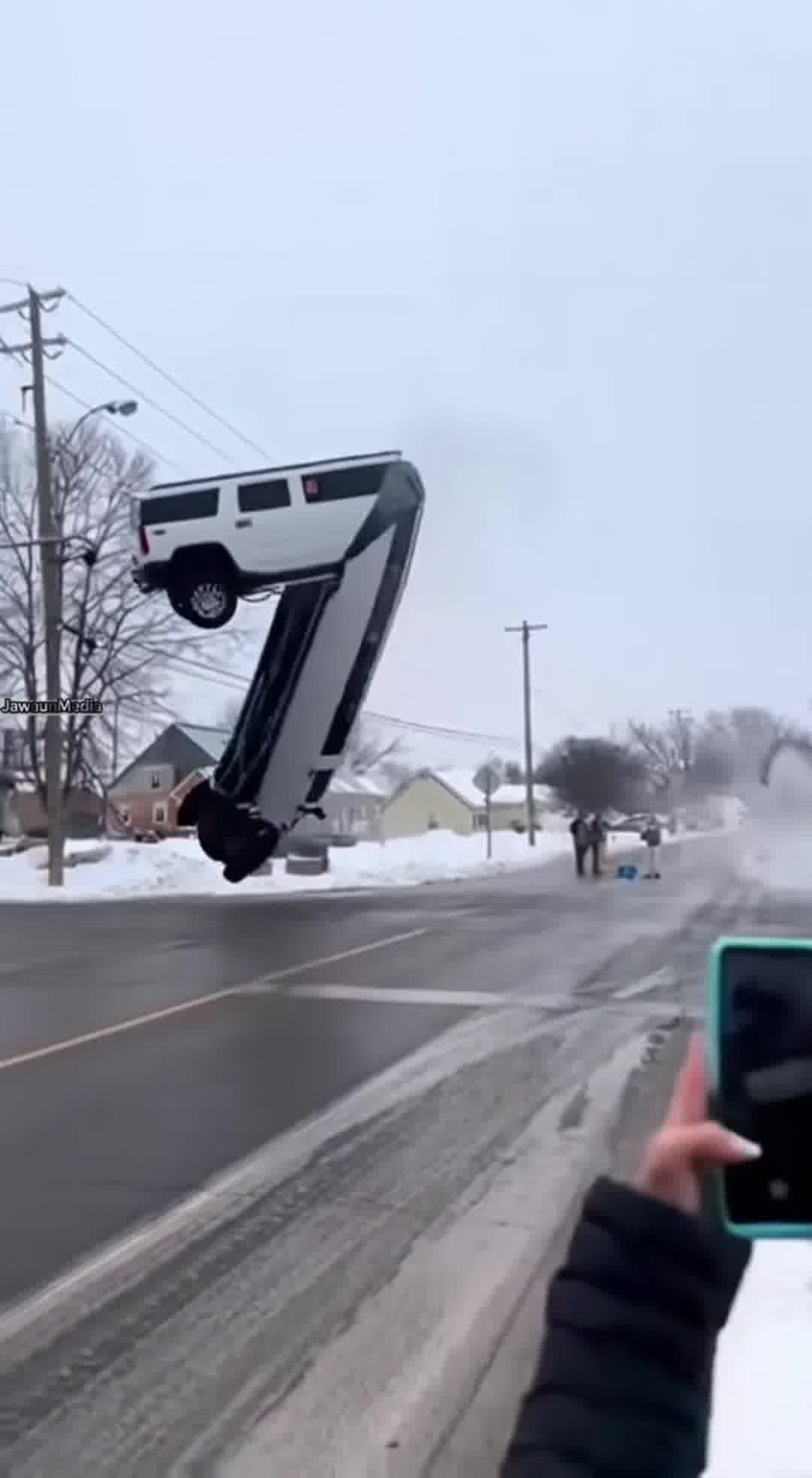 Hummer Limousine Goes Airborne, Slides Through Snowy Intersection 🚙 ️ ...