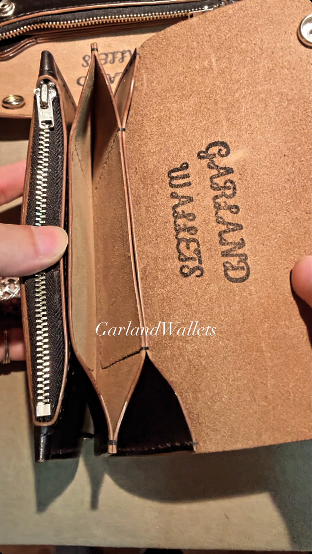 経年変化を楽しめる茶芯 GARLAND Wallets #trackerwallet #馬革