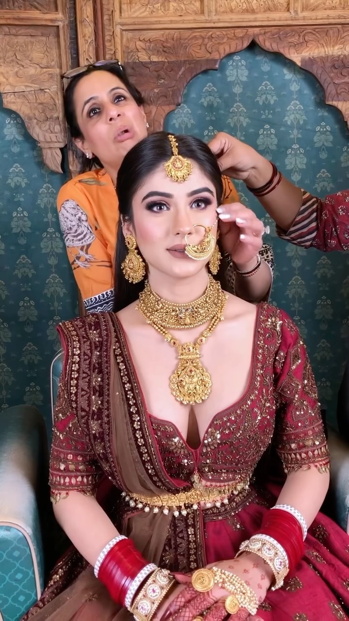 makeup for maroon and gold dress Classic Combination of this stunning look ❤️ Part 2, MUA : @parulgargmakeup , Outfit : @riyaasacouture , Jewellery : @bridal_jewellery_by_gjint , In frame : @ii_sh.h , Lipshade : style_3D_florals