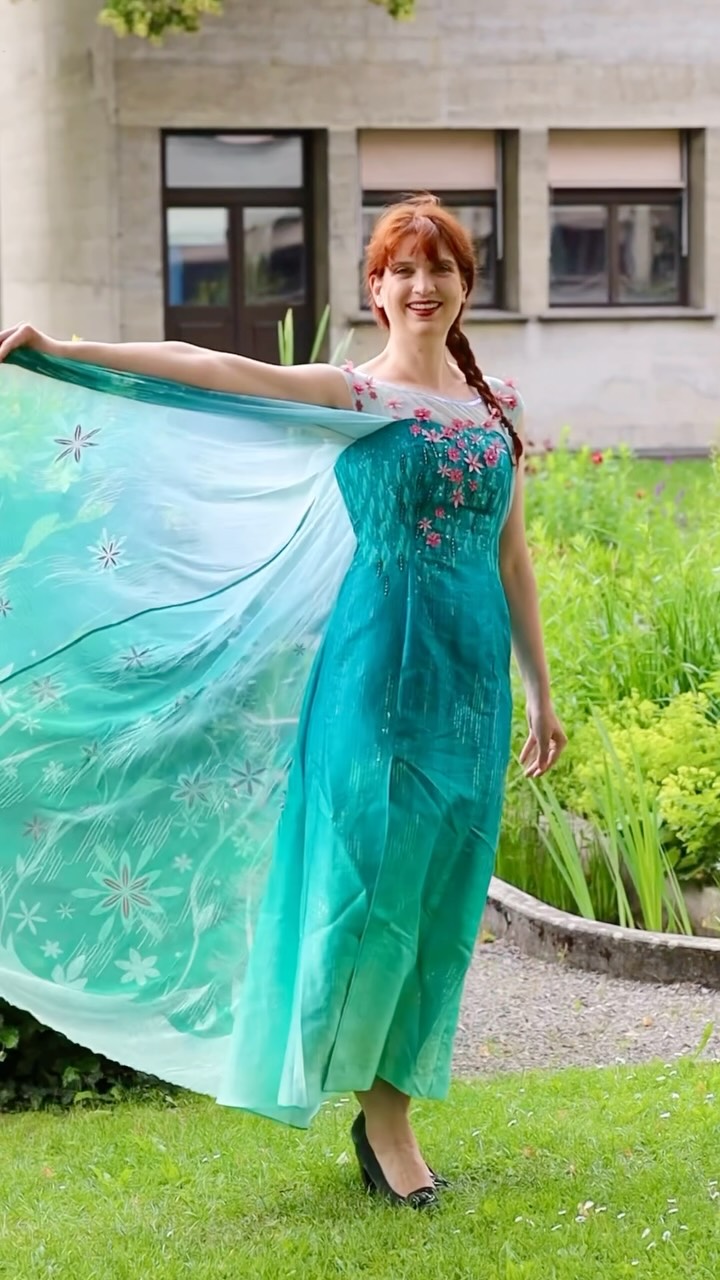 Can we just appreciate the cape 🥹🥹🥹 And the fact, that the dress is green and I love wearing green because of hair and eyes and matchy matchy 🤣 I do think that Secret Honey did a good job. It is 