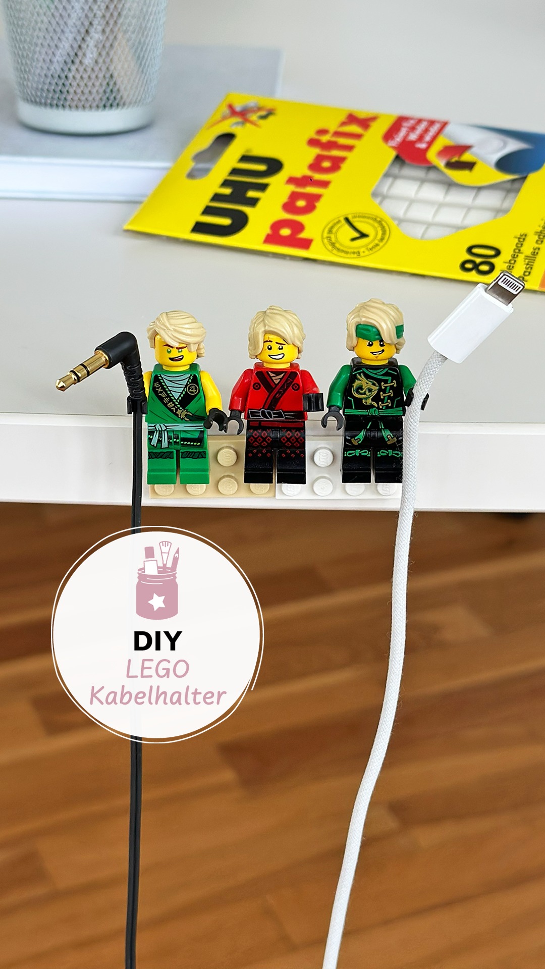 Kabel-Chaos ade! 👋 Mit UHU patafix und kleinen Legofiguren wird aus deinem Kabelsalat 🥬 ein echter Hingucker., Egal ob im Büro, im Homeoffice oder an der Ladestation neben dem Bett. Einfach mit UHU