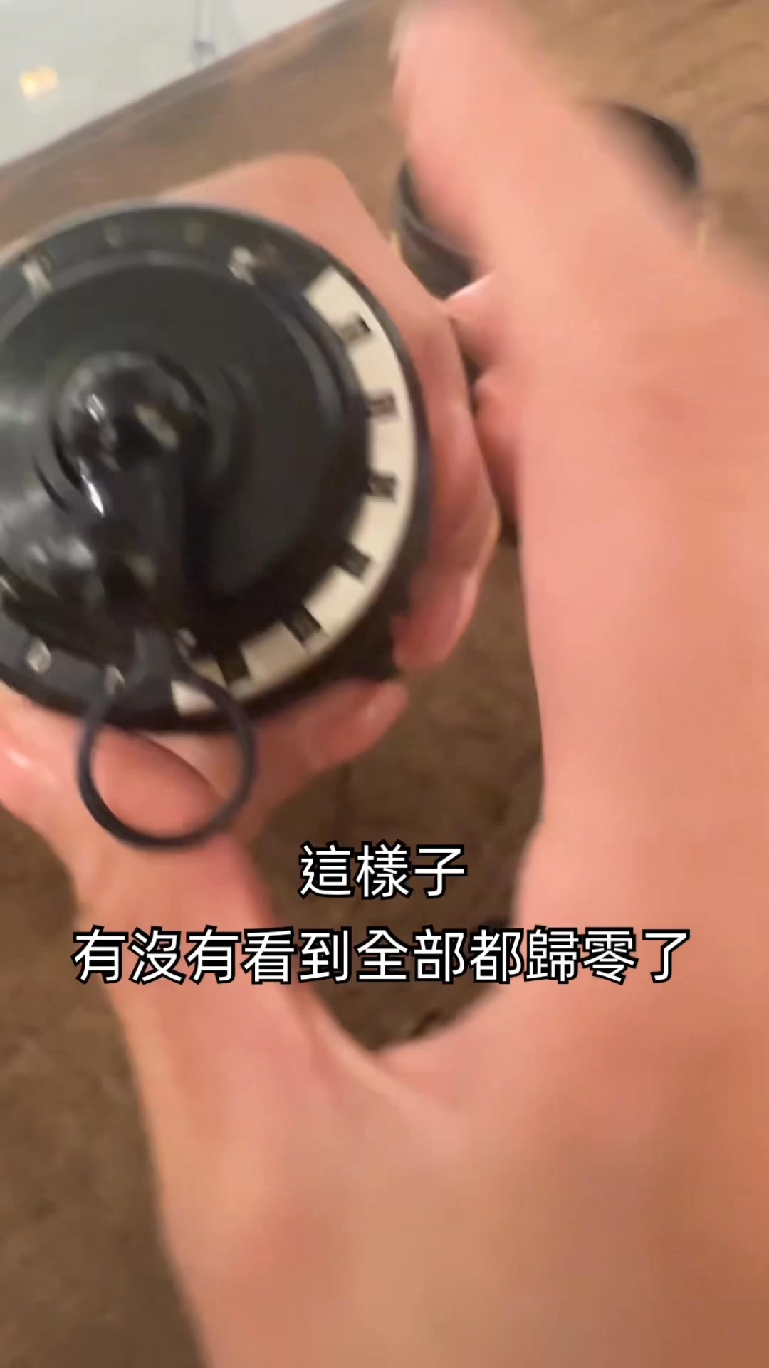 1954年第一代CURTA Type I 機械手搖計算機你以為這是手榴彈？錯了。這
