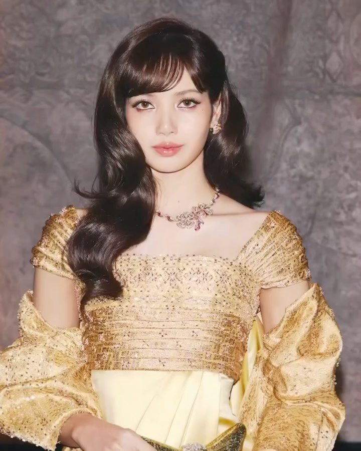 Amazing Thailand x LISA, Just looking at Lisa's golden Balmain dress is elegant!, To celebrate Lisa's appointment as the Amazing Thailand Ambassador, Balmain has unveiled a one-of-a-kind custom 