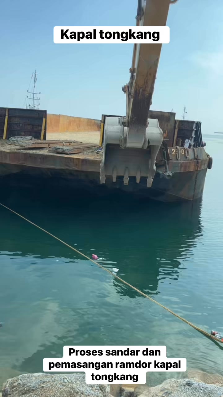 Proses sandar dan pemasangan ramdor kapal tongkang #fyp #kapaltongkang ...