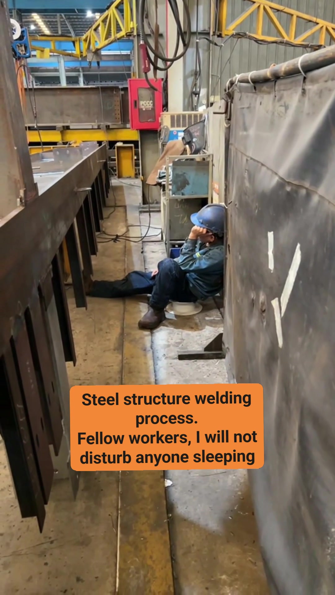 Steel structure welding process. Fellow workers, I will not disturb ...