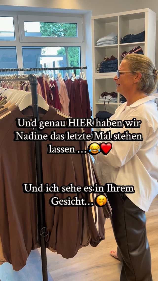 … an unserer Jackenstange. Und glaubt mir: Da kommt sie so schnell auch nicht wieder weg. 😂, Ich kenne Nadine ja nun schon ein bisschen länger – und ich sehe es ihr SOFORT im Gesicht an. 😅, Erst