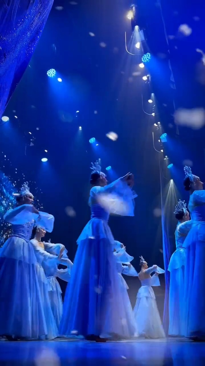 THE BEAUTY AND GRACE OF RUSSIAN DANCE💃 Russian dance is a harmony of ...