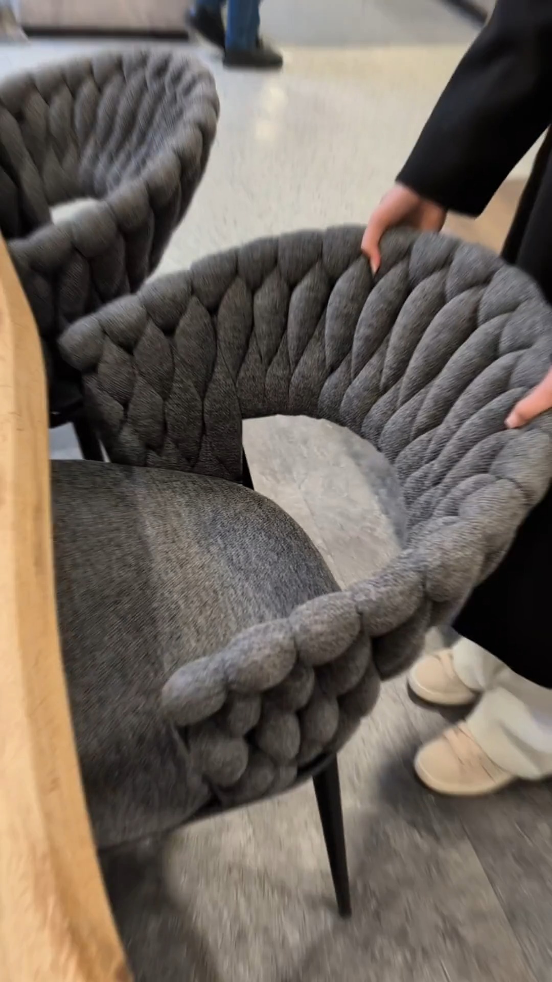 🪑✨ Statement im Esszimmer! Dieser Esszimmerstuhl mit Zopfmuster verbindet Komfort mit stylischem Design – perfekt für alle, die das gewisse Extra lieben. 😍, #Esszimmer #POCOStyle #Wohnideen