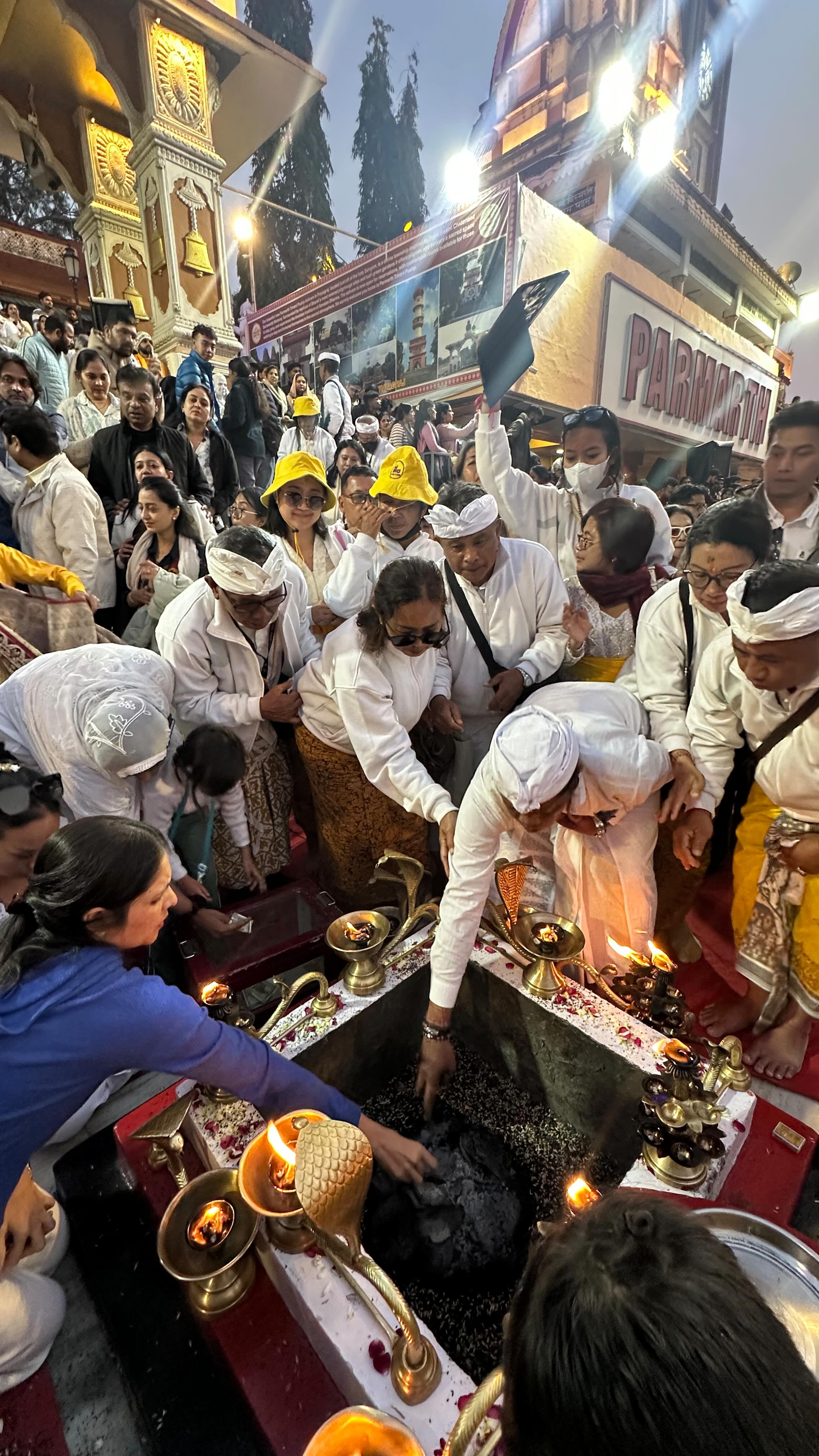 Di tepi Sungai Gangga, di Parmarth Niketan Ghat – Rishikesh. Setiap ...