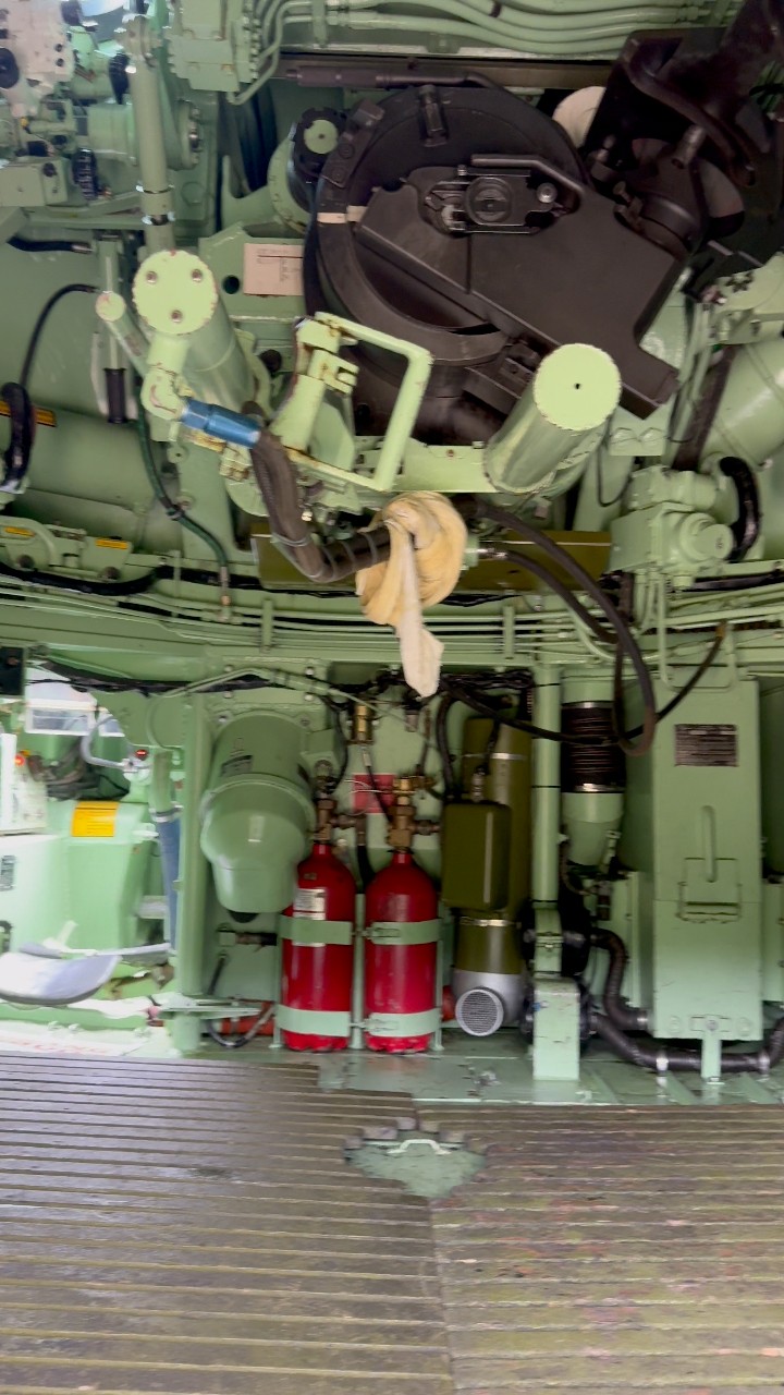 Inside the M109 155mm self-propelled howitzer 😊 Pansermuseet #inside # ...