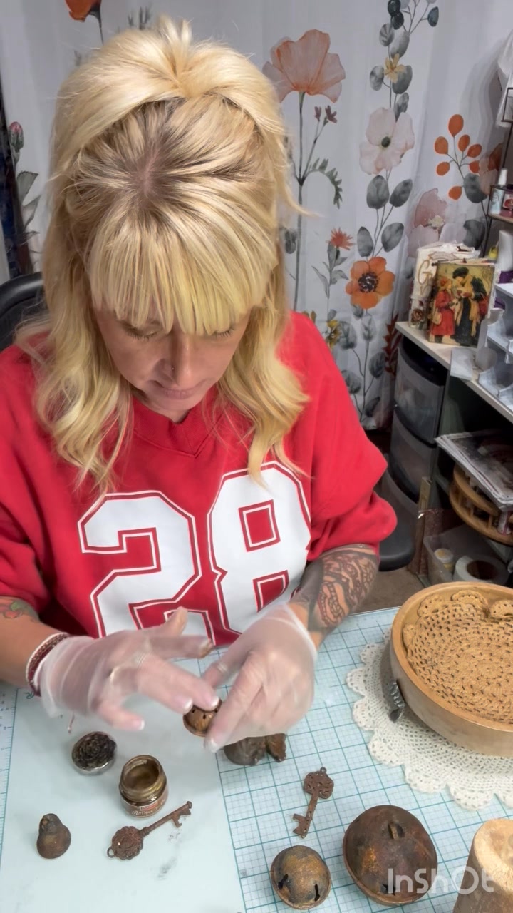 Real time video showing how to rust a few, fun items using Pentart Rust ...
