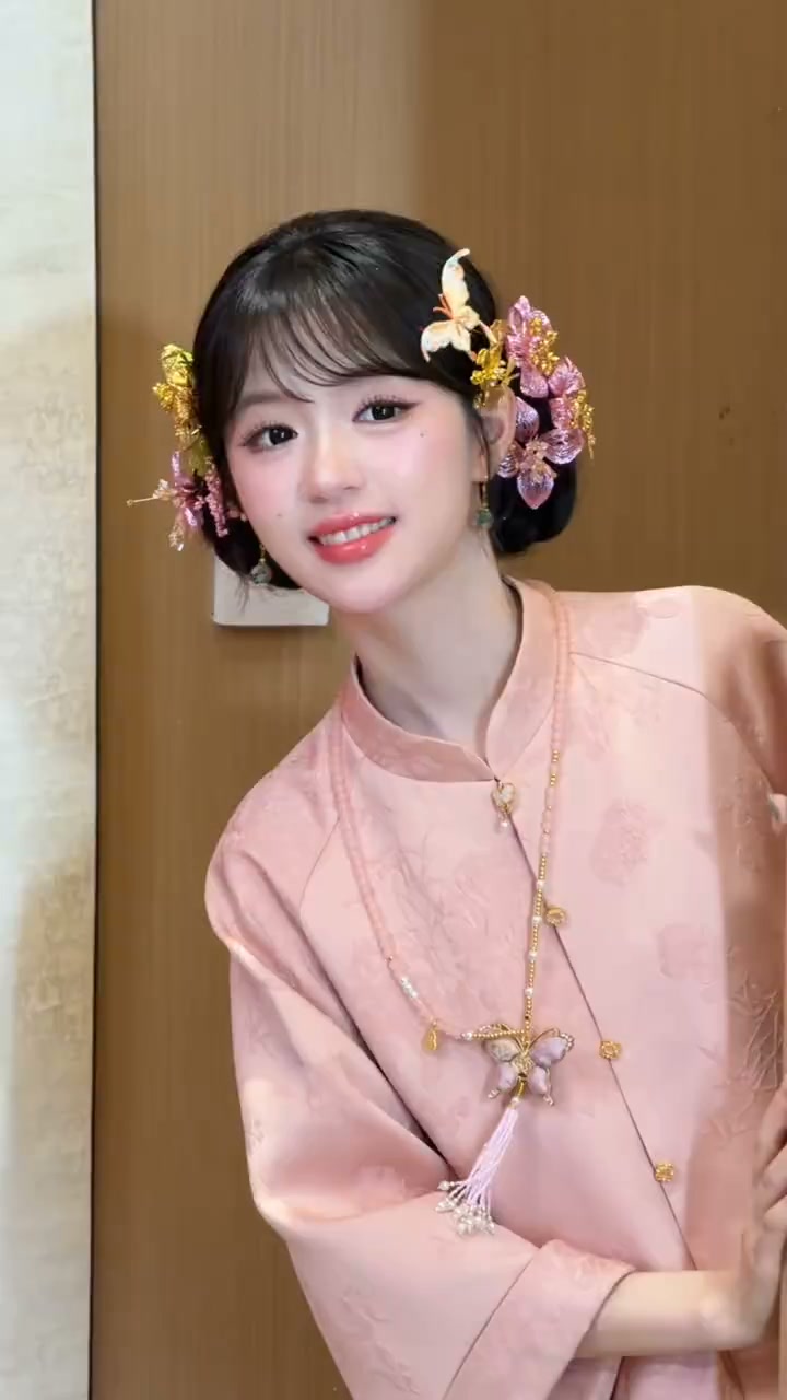The pink modern Chinese-style engagement dress is so beautiful! #fypシ #viralreelsシ #wedding | Flower Leader