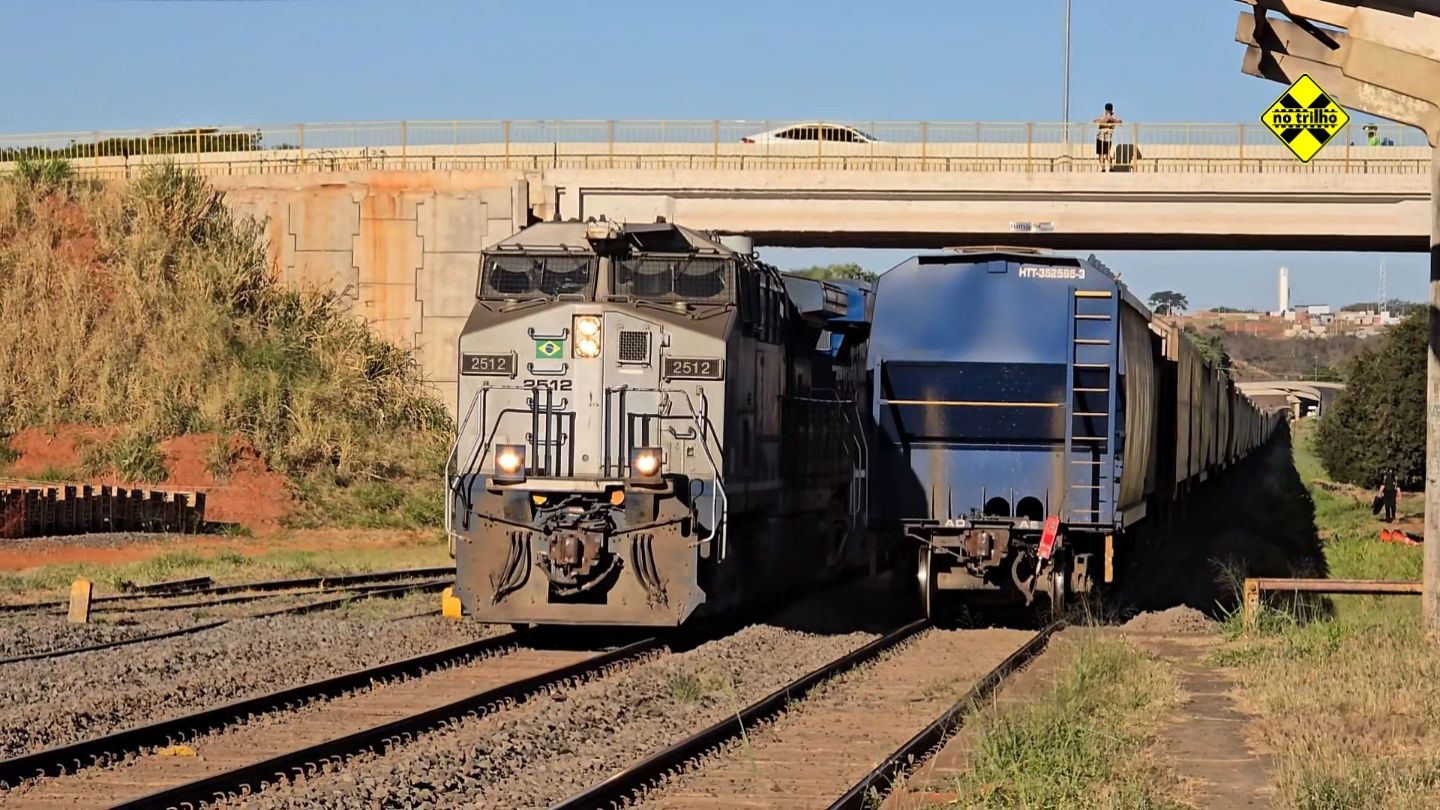 Uma das novas locomotivas ES44AACi Arauco Celulose no pátio