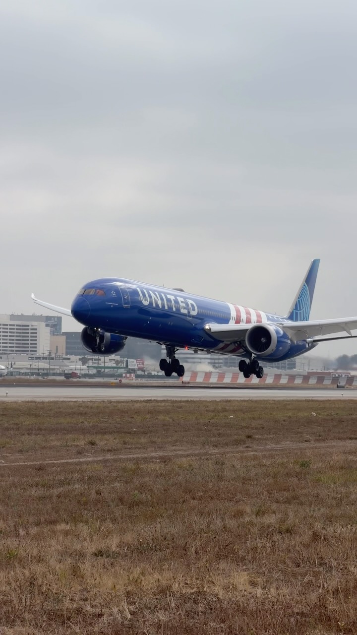 United Airlines N91007 is a Boeing 787-10 Dreamliner, manufacturer