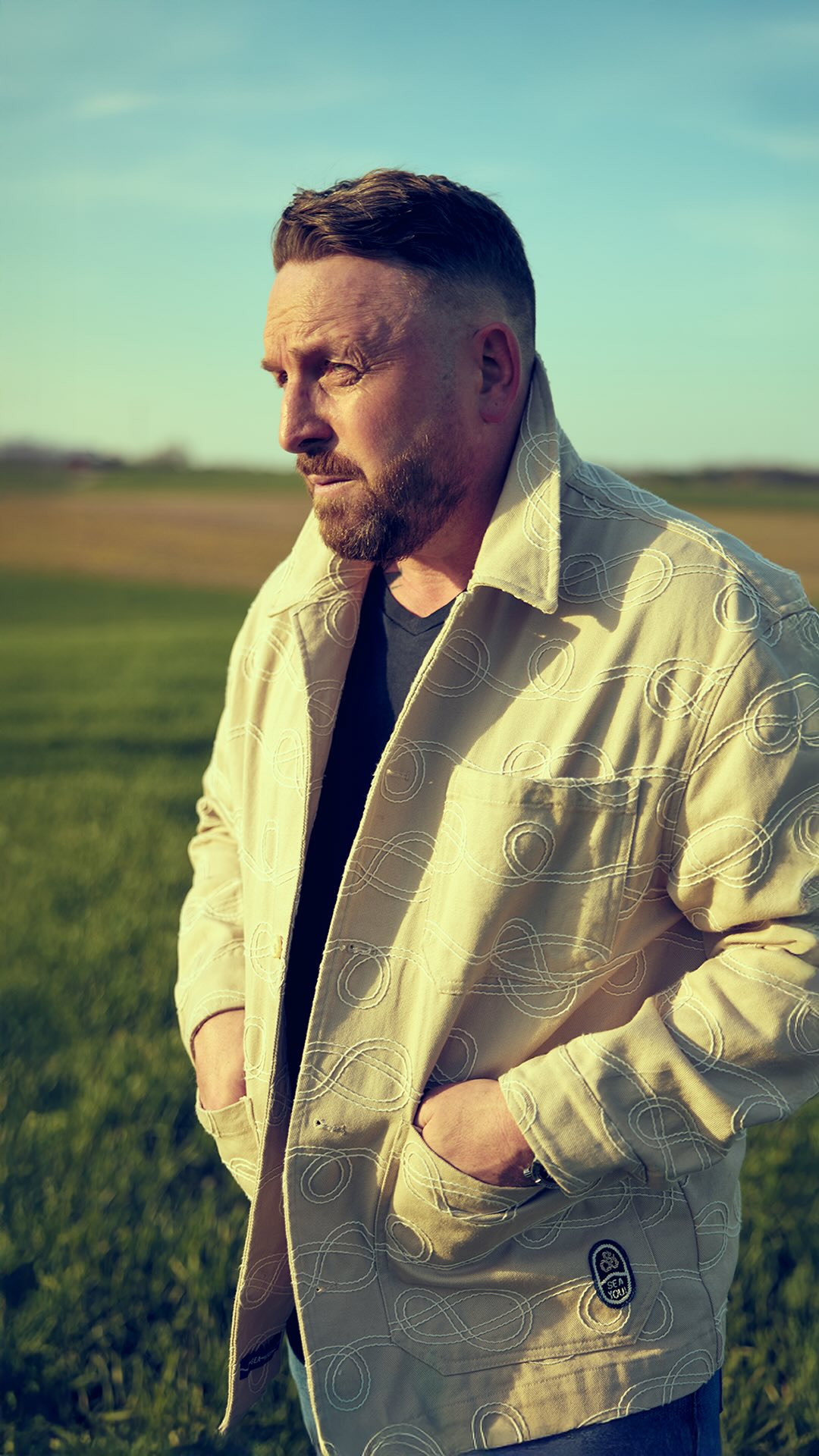 see that man all dressed in green Johnny Reid: The Green Grass of Home Music Video with Natalie MacMaster mirror bodysuit